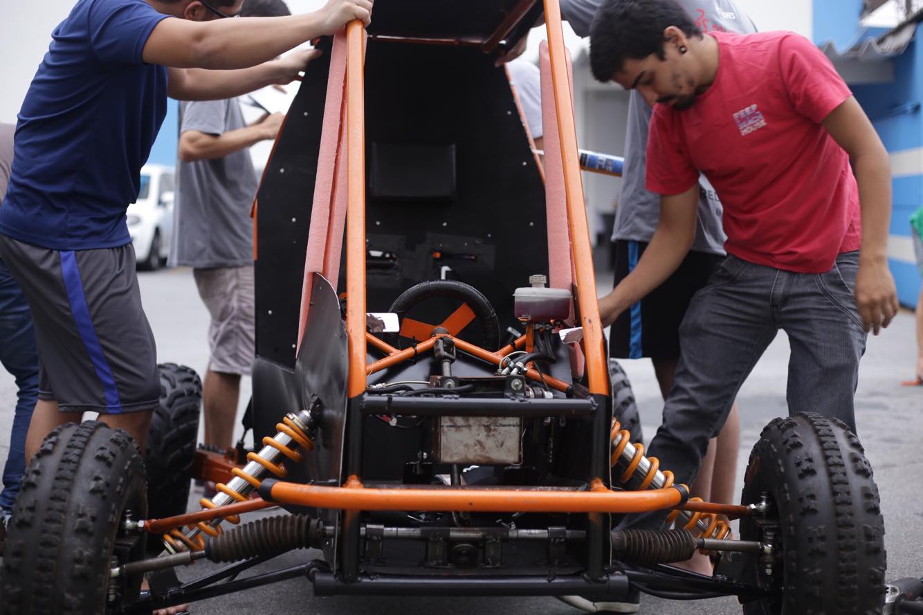 Equipe Predadores Baja IFG finalizando a montagem do veículo para 24ª Competição Baja SAE Brasil.